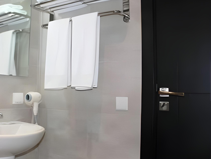 Bathroom 3, Ubay Hotel, Rabat