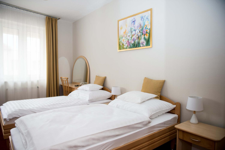 Bedroom 3, Hozam Wellness es Apartman, Szolnok