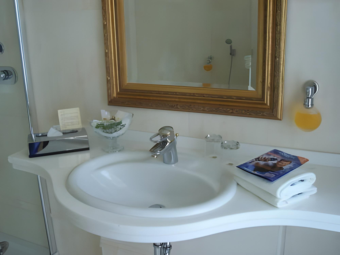 Bathroom 4, Victor's Residenz-Hotel Leipzig, Leipzig