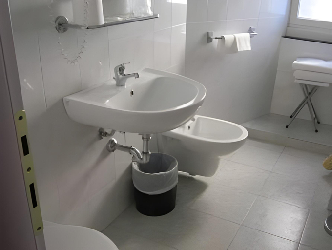 Bathroom 4, Hotel Fiume, Genova