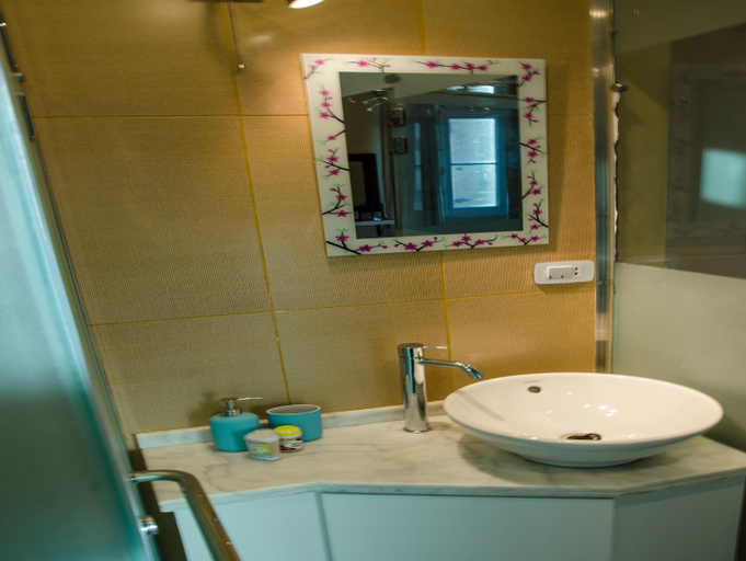Bathroom, Grand Agor, 'Abdin