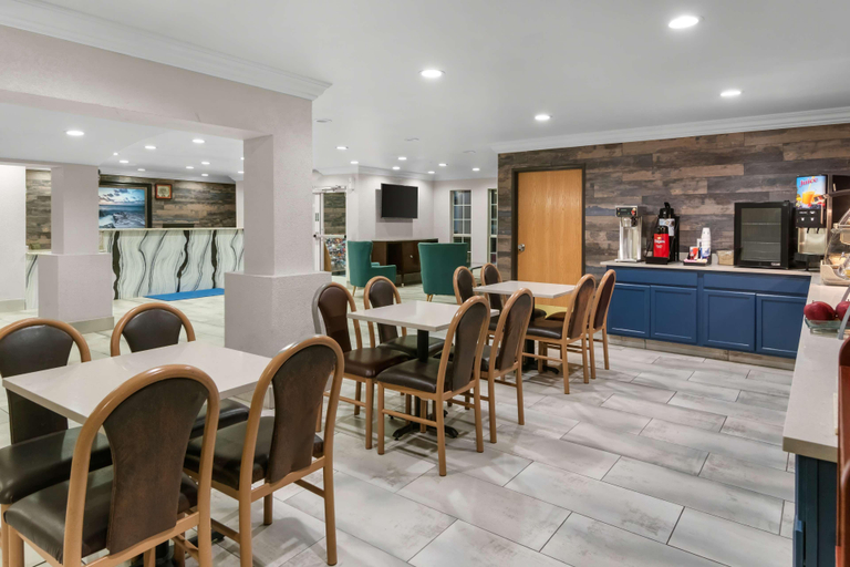 Food & Drinks 5, SureStay Plus by Best Western Benbrook Fort Worth, Tarrant