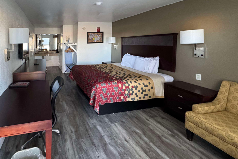 Bedroom 3, Econo Lodge Inn & Suites Macon, Bibb