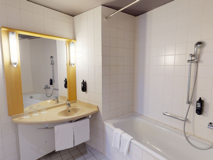 Bathroom 5, ibis Bratislava Centrum, Bratislava I