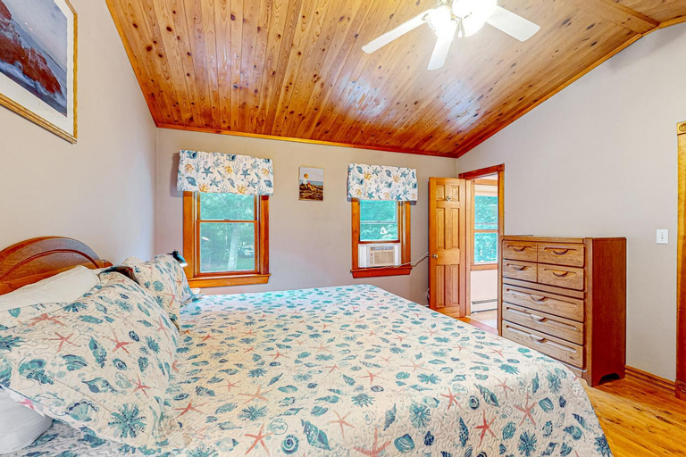 Bedroom 2, York's Beach Charmer, York