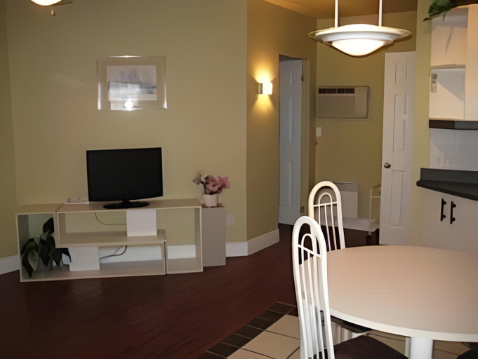 Others 4, Motel R 100, Champlain