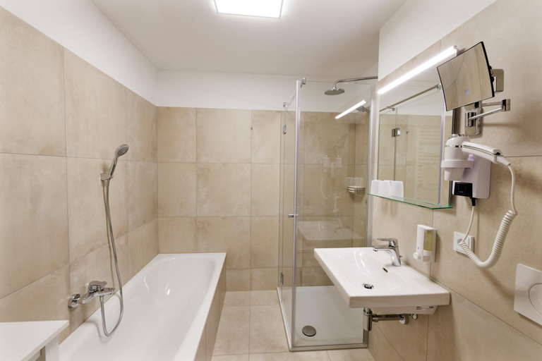 Bathroom 3, Deeke's Quellenhof, Minden-Lübbecke