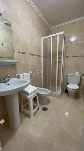 Bathroom 5, Hotel A Estrada Rooms, Pontevedra