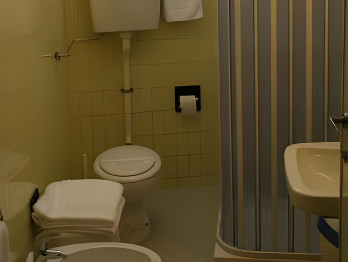 Bathroom 4, Hotel Arena, Verona