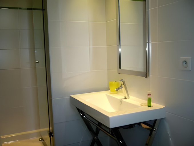 Bathroom 1, Hotel Mirano, Pyrénées-Atlantiques