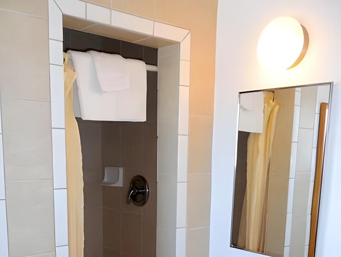 Bathroom 4, Bayshore Inn, Ventura