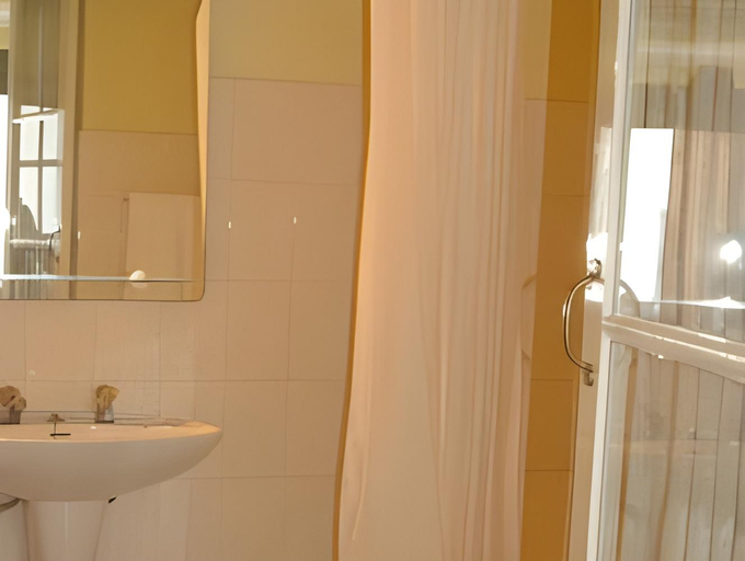 Bathroom 2, Amar Hostel & Suites, Mafra