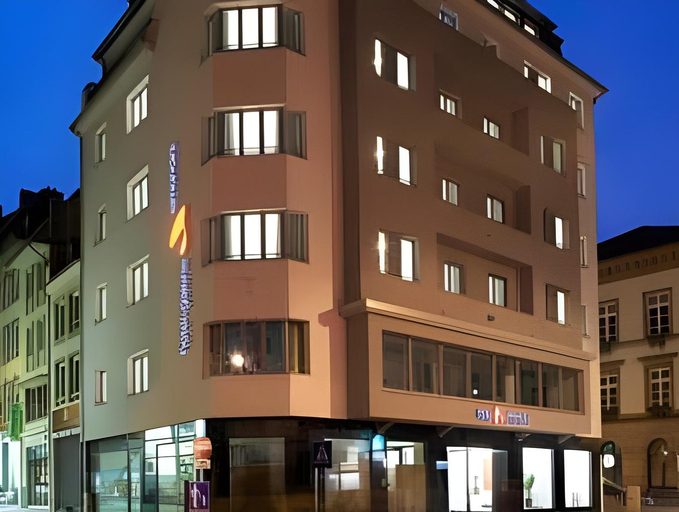 Exterior & Views