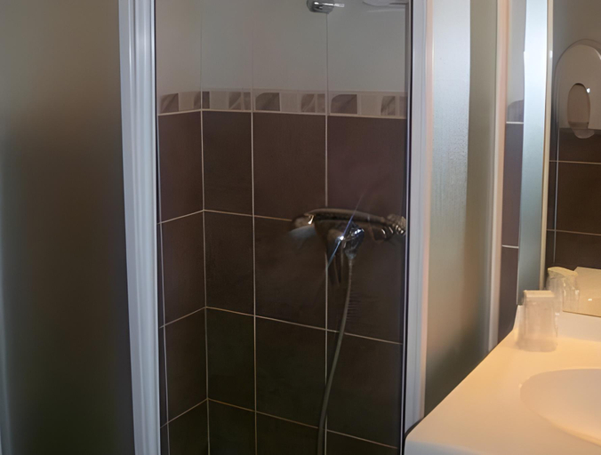 Bathroom 3, Ad Cyber-Hotel, Haute-Garonne