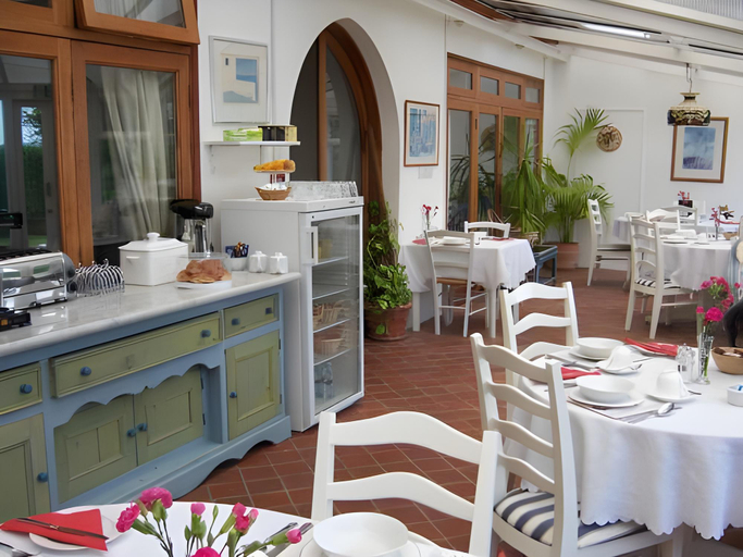 Food & Drinks 5, Trumbles Gatwick B&B, Peaceful Stay with Parking & Easy Airport Access, Surrey