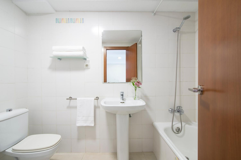 Bathroom 5, Pierre & Vacances Benidorm Levante, Alicante