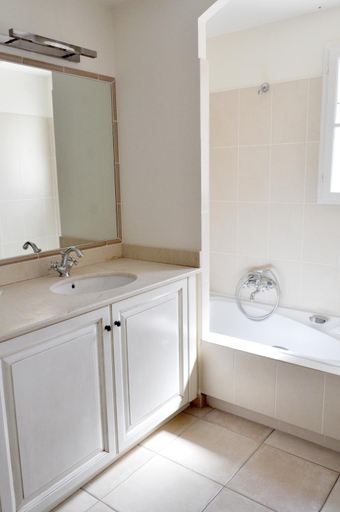 Bathroom 4, Holiday flats at Domaine de Saint-Endreol with golf, SPA and pool, Var