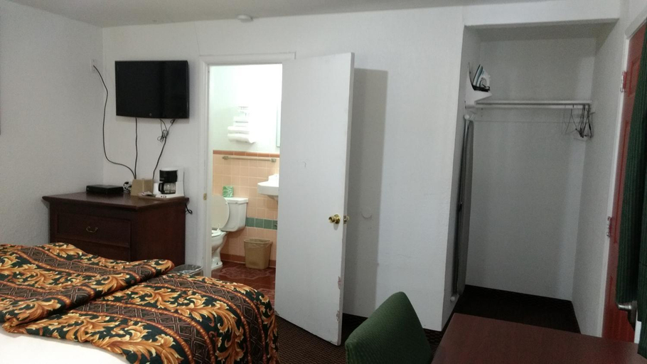 Bedroom 4, Budget Inn Hamilton, Hamilton