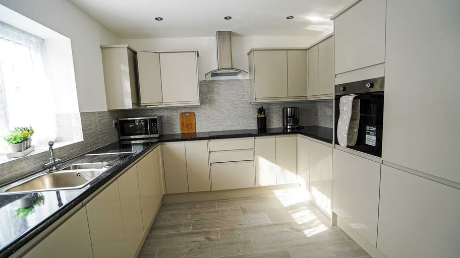 Others 4, Modern 4-Bedroom Home with Free Parking, Slough