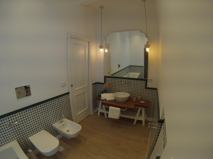 Bathroom 3, Fondo Santa Lucia, Napoli