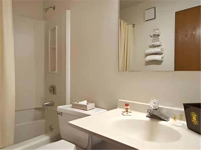 Bathroom 4, Super 8 By Wyndham Merrillville/Gary Area, Lake