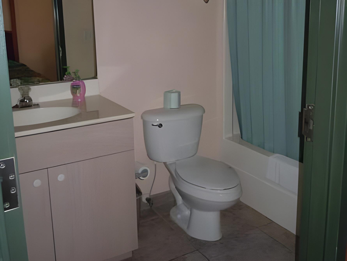 Bathroom 4, Ivey House, Collier