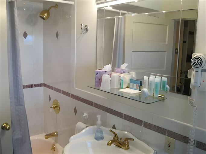 Bathroom 5, After Eight Bed and Breakfast, Lancaster