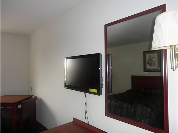 Bedroom 3, Super 7 Inn Tecumseh, Johnson