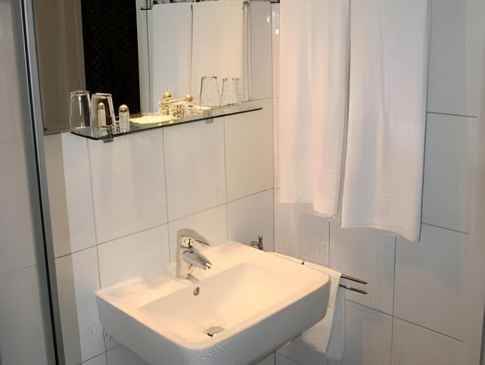 Bathroom 2, Hotel Aariana, Offenbach am Main