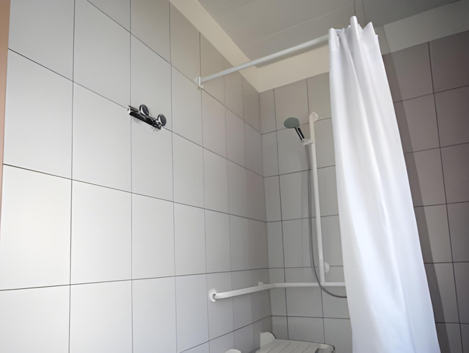 Bathroom 4, Hôtel La Source, Hautes-Pyrénées