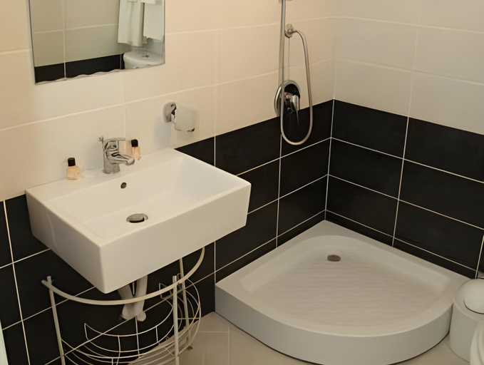 Bathroom 4, Hotel Valz, Shkodrës