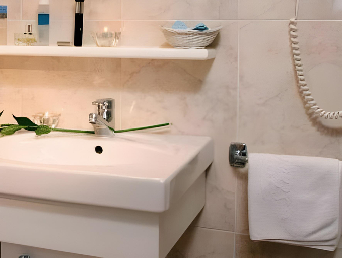 Bathroom 5, Stroblhof Active Family Spa Resort, Bolzano