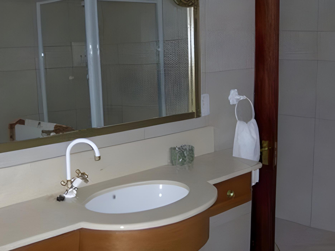 Bathroom 4, MIlkwood Lodge, Overberg