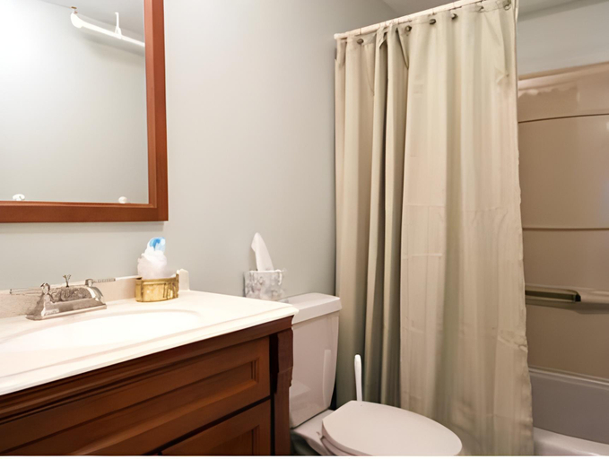 Bathroom 2, Bouchard Restaurant & Inn, Newport