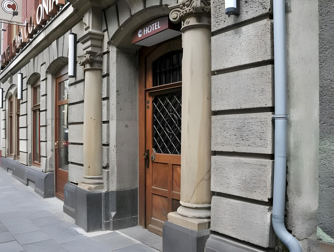 Exterior & Views