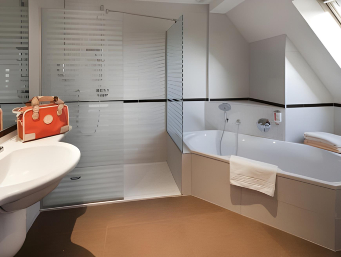 Bathroom, Spa Hotel Restaurant Au Lion d'Or, Bas-Rhin
