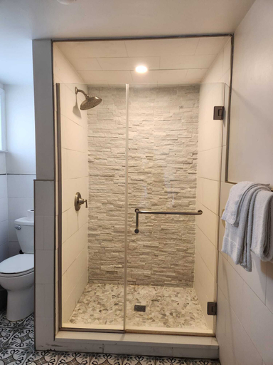 Bathroom 3, Winslow Motel, Bergen