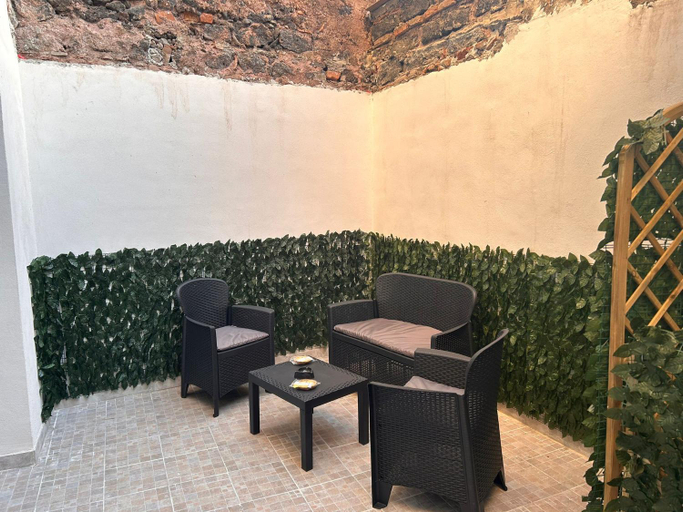 Others 4, Al piccolo borgo, Catania