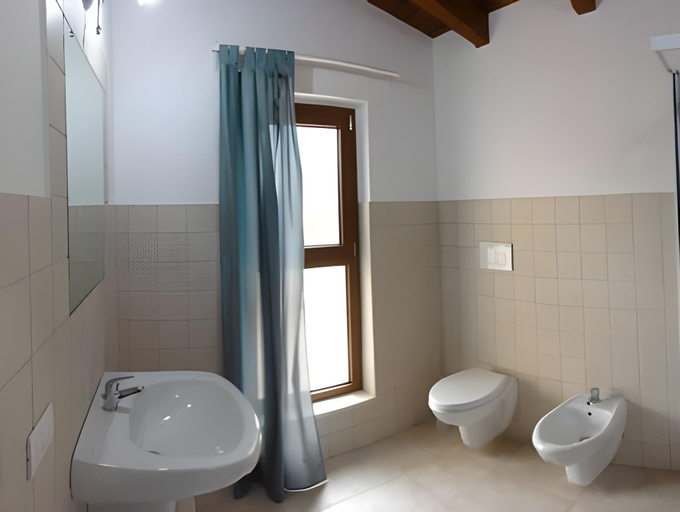 Bathroom 3, Ape Rossa, Bari