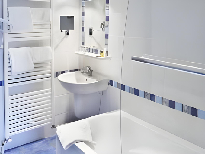 Bathroom 4, Pont du Chalon Hotel and Restaurant, Drôme