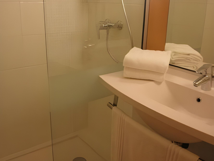 Bathroom 4, ibis Guingamp - Coeur de Bretagne, Côtes-d'Armor