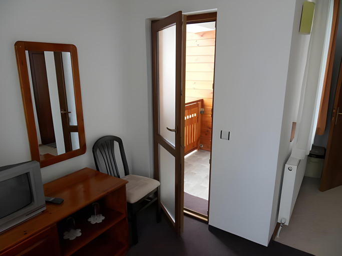Bedroom 2, Family Hotel Nadejda, Bansko