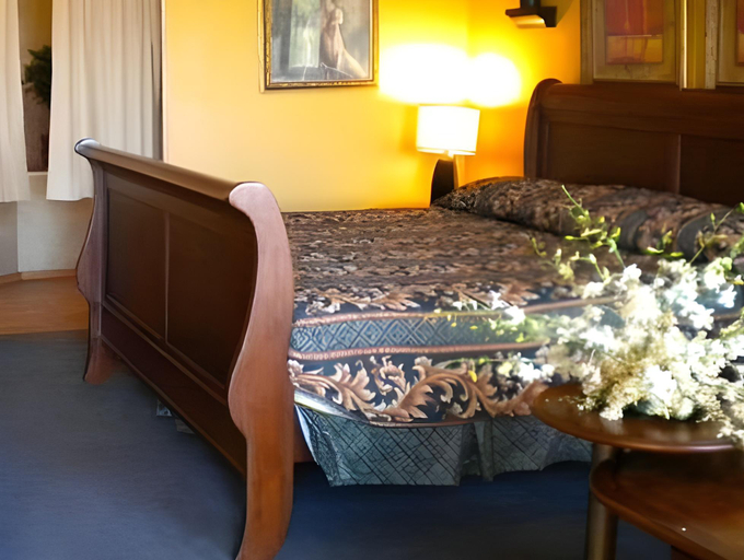Bedroom 3, Big Spring Inn Madisonville, Hopkins
