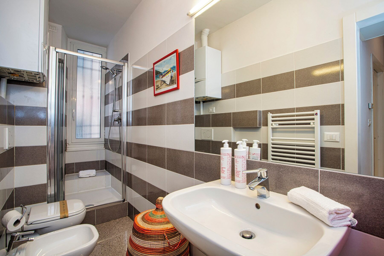 Bathroom, Colour and Comfort by Wonderful Italy, Genova