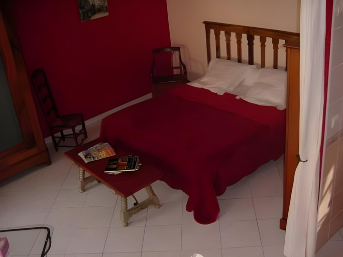 Bedroom 4, Chambres d'hotes Saint Nicolas, maisonnettes individuelles dans propriete privee, Yonne