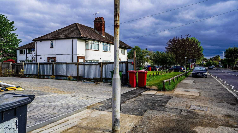 Exterior & Views 2, Modern 4-Bedroom Home with Free Parking, Slough