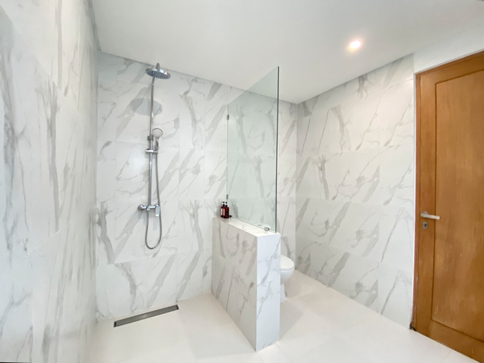 Bathroom 12