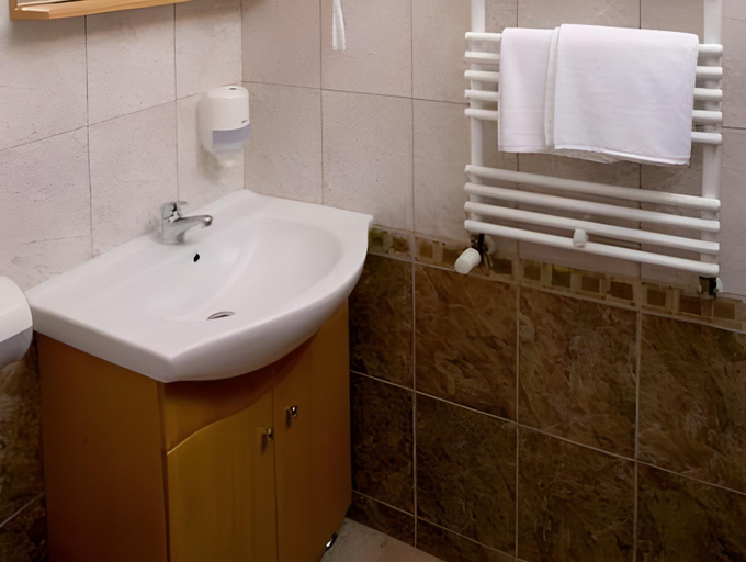 Bathroom 5, Hotel Narad, Gyöngyös
