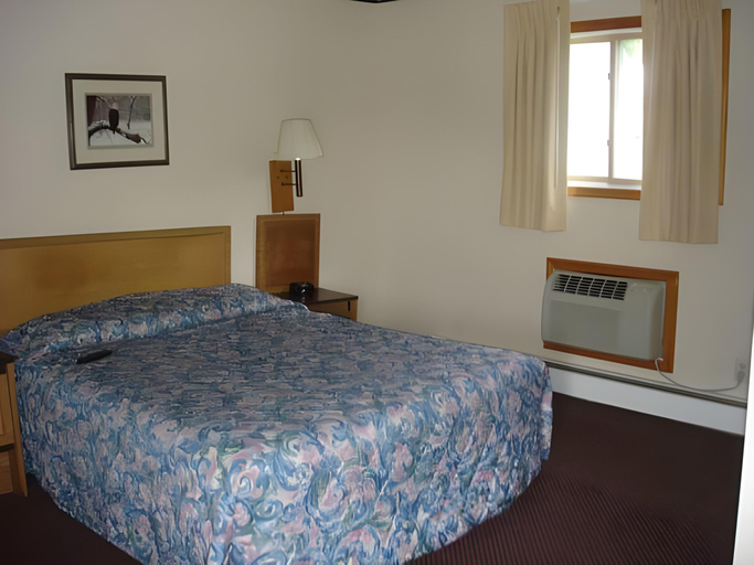 Bedroom 2, Budget Host Inn Fridley, Anoka