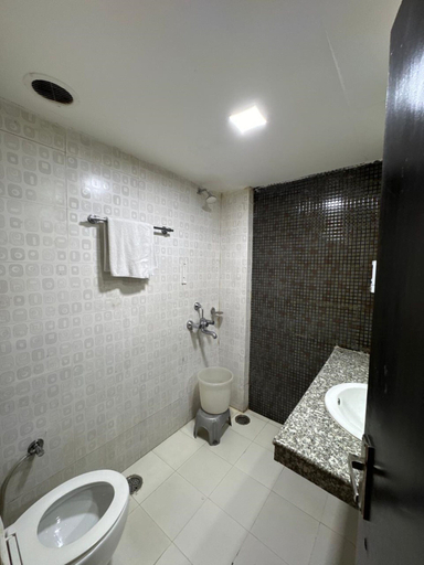 Bathroom 4, Goroomgo Chandigarh Grand and Banquet, Panchkula